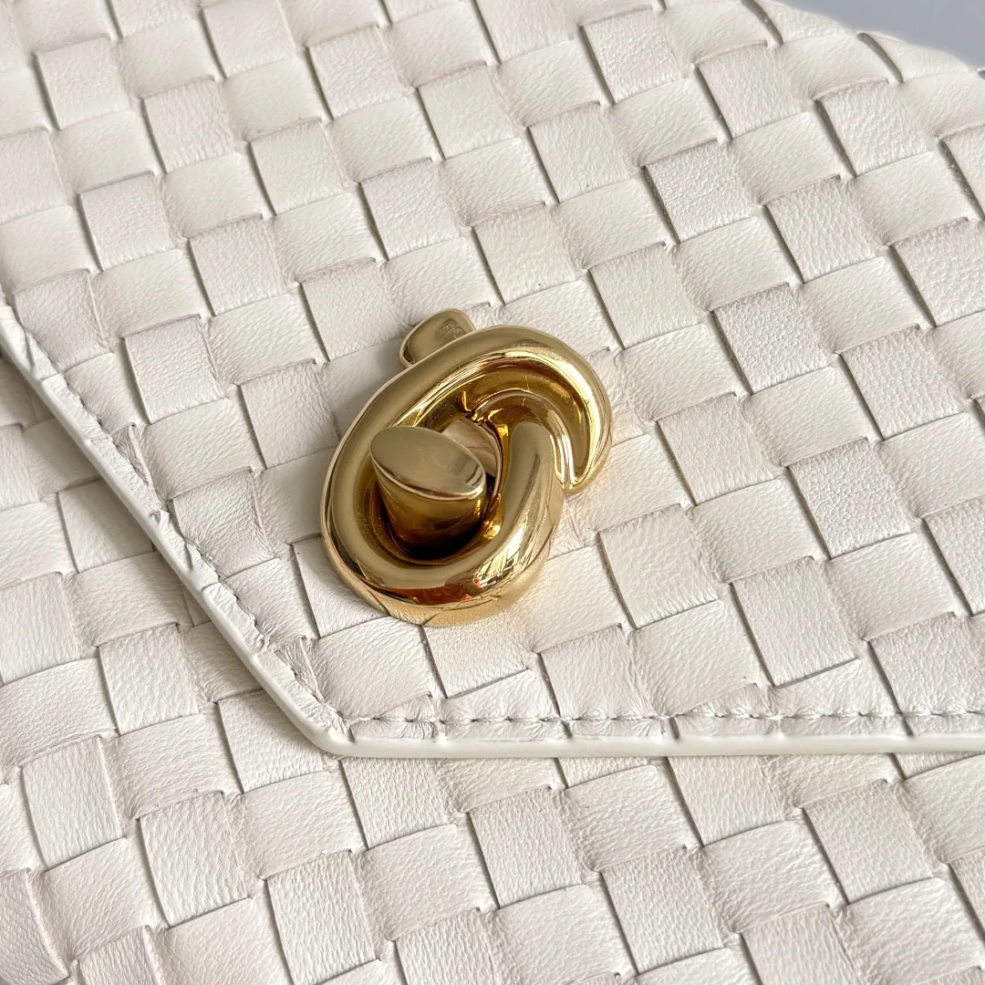 Batch 1660 BOTTEGA VENETA 2025 new product KNOT LOCK crossbody bag subverts the rigid lines of traditional tote bags, using drapey leather to create a three-dimensional silhouette that breathes. It has compartments and multiple card slots inside, making it a versatile commuter bag that can be used in various occasions. The details are full of exquisiteness, the casual retro color tone, and the upper body are full of elegance. Whether you are commuting or going out on the street, you can easily hold it. The two carrying methods of hand-carrying and long shoulder strap are very practical! At the same time, the shoulder strap is detachable, suitable for various dressing styles~ Whether it is a dinner party or daily commuting, it can be easily controlled and becomes your versatile tool❤️ Style number: 817191 Size: 25*16*5.5cm